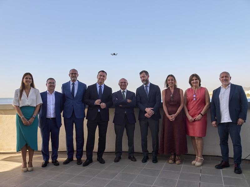 PuertosEstado's tweet photo. ⚓️🛰️ #PuertosdelEstado presenta la Guía para impulsar la integración segura de los #drones en los puertos, un trabajo conjunto con AAPP y organismos.

Un marco común para la integración segura y coordinada de los #UAS en los puertos de interés general. https://t.co/cVnYnTzBCW https://t.co/Jph3PqrfY9