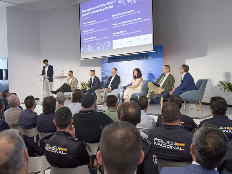 PuertosEstado's tweet photo. ⚓️🛰️ #PuertosdelEstado presenta la Guía para impulsar la integración segura de los #drones en los puertos, un trabajo conjunto con AAPP y organismos.

Un marco común para la integración segura y coordinada de los #UAS en los puertos de interés general. https://t.co/cVnYnTzBCW https://t.co/Jph3PqrfY9