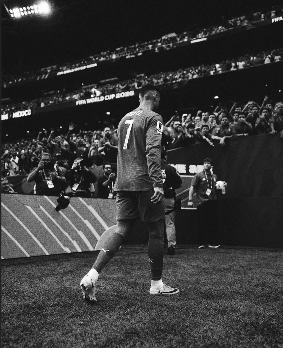 zibitxx's tweet photo. jika tidak terlahir seperti messi, maka bekerja keraslah seperti ronaldo
#cristiano #ronaldo https://t.co/va3Zr0v6GV