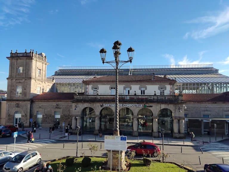 AlejandroPLArt's tweet photo. @CulturaXunta es increíble que el ser que ha aprobado este atentado contra el patrimonio y el buen gusto no esté ya imputado/a. La peor intermodal de España, un despropósito de parches y falta de integración, un mr Potato. Puta vergüenza. @Xunta https://t.co/5iLl5fncNG