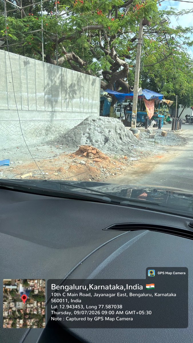 Sharmilakharab's tweet photo. Superb pls fine the construction people for ruining our footy paths pls see @krishnabgowda @BBMPSWMSplComm @GBAChiefComm @GBA_office @ChristinMP_ @vijayashenoy1 @TVMohandasPai who gives permission to block roads ? @blrcitytraffic https://t.co/blLr0ZeZGM