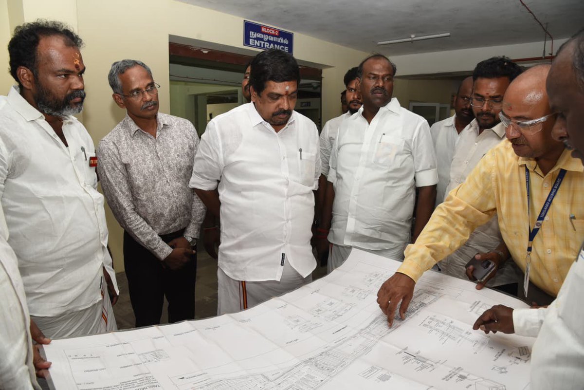 VijayAnban_offl's tweet photo. இன்று மதுரையில் மாண்புமிகு தமிழ்நாடு முதல்வர் திரு. ஜோசப் விஜய் அவர்களின் தலைமையிலான அரசில் வீட்டு வசதி மற்றும் நகர்ப்புற வளர்ச்சித்துறை சார்பாக செயல்படுத்தி வரும் செயல்படுத்தப்போகும் திட்டங்களை மாண்புமிகு வீட்டு வசதி மற்றும் நகர்ப்புற வளர்ச்சித்துறை அமைச்சர் மாண்புமிகு திரு ராஜ்குமார் அவர்களுடன் ஆய்வு செய்த போது. 

@CMOTamilnadu | @BussyAnand 
@VijayAnbanMLA | @tvkitwingmaduri 
#MLAOfMaduraiNorth #TVK 
#தமிழகவெற்றிக்கழகம்‌ #மதுரை