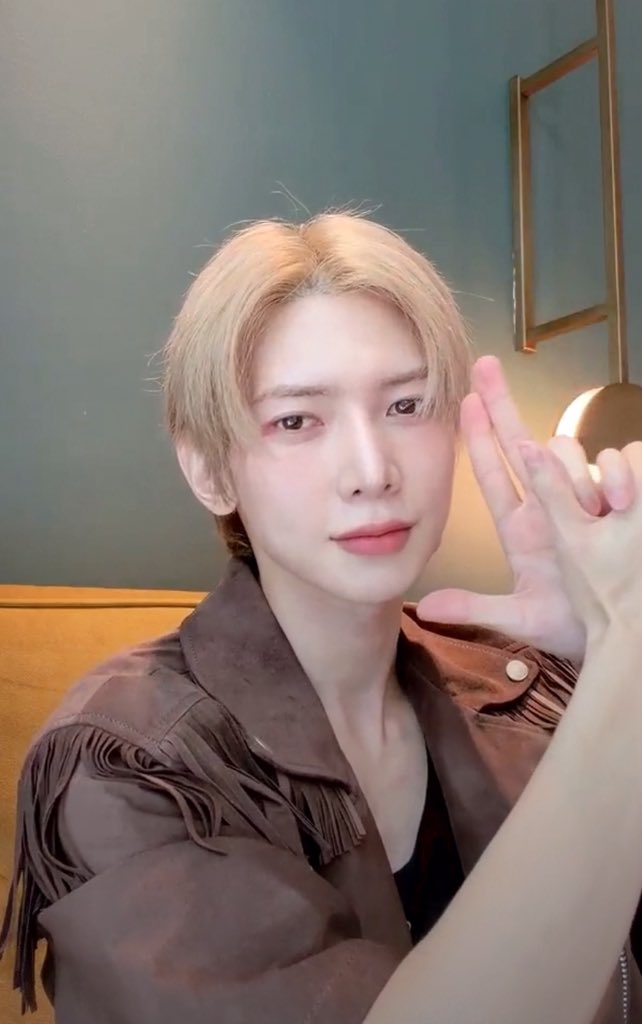 doeshelookgood's tweet photo. Yeosang looks good today https://t.co/9DhYxDTH2Y