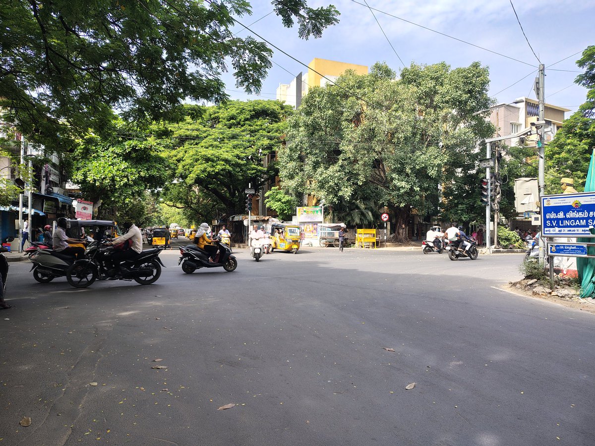 sathananth_s's tweet photo. Traffic signal near KK Nagar Nagathamman temple has not worked for the past one week. Can someone take action on this pls? Also many use the one way in the wrong manner. @TVKVijayHQ @chennaicorp @chennaipolice_ @ChennaiTraffic https://t.co/MybGDqUzw3