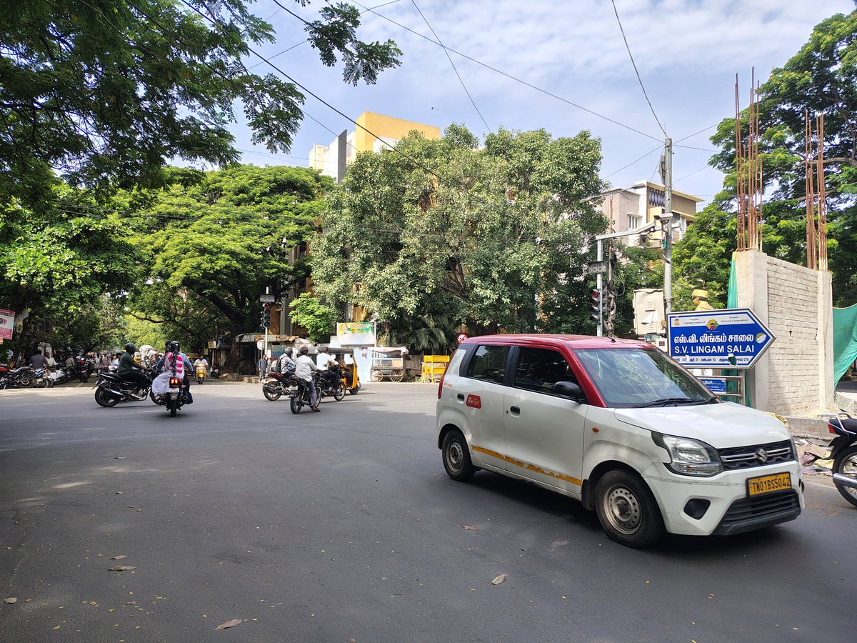 sathananth_s's tweet photo. Traffic signal near KK Nagar Nagathamman temple has not worked for the past one week. Can someone take action on this pls? Also many use the one way in the wrong manner. @TVKVijayHQ @chennaicorp @chennaipolice_ @ChennaiTraffic https://t.co/MybGDqUzw3