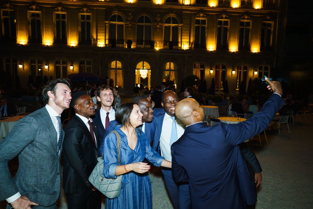 instchoiseul's tweet photo. ☀️ Du beau monde dans les jardins de l'Union Interalliée lors de notre traditionnelle Garden Party annuelle. 

Plusieurs centaines de membres de la communauté Choiseul réunis pour échanger, créer de nouvelles connexions et faire vivre un écosystème présent à Paris, partout en France, dans les Outre-mer, en Afrique et à l'international.

🙏 Merci également à notre partenaire #EightAdvisory pour son précieux soutien.

Bel été à toutes et à tous, et rendez-vous à la rentrée pour de nouveaux temps forts !
