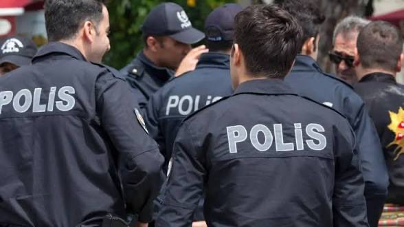 fatiheryilmaz0's tweet photo. Ankara’da gerçekleştirilen 36.NATO  Zirvesi sona erdi.

10 gün süren zirve Ankara halkı epey sıkıtı çekti. Sonucundan ülkemiz ve bölgemiz daha büyük sıkıntılara maruz kalabilir.

Zirve için 40’a yakın ilden takviye polis getirildi. Toplantının güvenliği için görev yapan 49 bin polisimiz ve 7 bin jandarmamız zirve boyunca 12/12 çalıştı. Arkadaşlar ailelerinden ayrı 3 öğünlerini kuru kumanyalarla ayaküstü yaptılar. 

Sayın @TC_icisleri , @mustafaciftcitr 

Bu kadar çile çeken polisimize ve jandarmamıza telsizle veya mesaj yoluyla teşekkür etmek verdikleri emeği görmemek olur. Arkadaşlarımızın maaş taltifiyle taltif edilmesi yorgunluklarını azda olsa alacaktır.

@EmniyetGM @EmniyetTS @EmniyetBirlik @polissorunlar @Polissendikasi @Birpls1