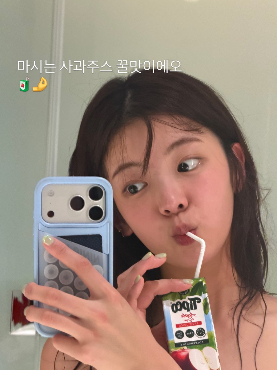 heejinbird's tweet photo. absolutamente tentada a encomendar um fanmade dessa foto https://t.co/QKRj58o9af