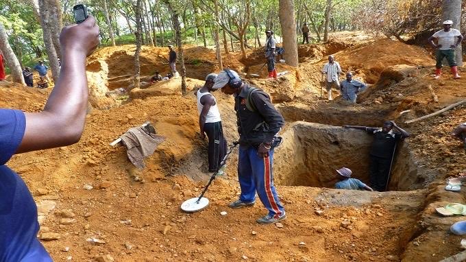 NGOLO_Dia's tweet photo. 🚨 ALERTE NATIONALE : L’ORPAILLAGE CLANDESTIN EST EN TRAIN DE DÉVORER LA CÔTE D’IVOIRE 🇨🇮

Pendant que nous discutons, des hectares de terres sont éventrés, des rivières sont empoisonnées, des forêts sont rasées et des villages entiers voient leur environnement disparaître sous leurs yeux. L’orpaillage clandestin n’est plus un simple phénomène illégal : c’est une menace majeure contre notre patrimoine naturel, notre sécurité alimentaire et l’avenir de nos enfants.

Que vaudra l’or lorsque nos fleuves ne pourront plus nourrir les populations ? Que vaudra l’argent lorsque les terres agricoles seront stériles et que les sources d’eau seront contaminées ? Un pays qui laisse mourir ses rivières et ses forêts prépare silencieusement sa propre fragilisation.

Le drame est là : chaque jour qui passe sans action ferme permet à ce fléau de gagner du terrain. Des réseaux organisés profitent de cette activité, tandis que la nature, elle, paie le prix fort. Les dégâts environnementaux mettront parfois des décennies à être réparés, et certains ne le seront peut-être jamais.

Il faut une réponse nationale à la hauteur du danger :
• démanteler les réseaux d’orpaillage clandestin ;
• poursuivre tous ceux qui financent, organisent ou couvrent ces activités ;
• protéger nos forêts, nos réserves et nos cours d’eau ;
• restaurer les zones déjà dévastées ;
• et faire de la défense de l’environnement une priorité absolue.

La Côte d’Ivoire ne peut pas devenir une terre où l’on échange l’avenir contre quelques grammes d’or. Si nous fermons les yeux aujourd’hui, nos enfants nous demanderont demain pourquoi nous avons laissé disparaître nos rivières, nos forêts et nos terres les plus précieuses.

Ce combat dépasse les intérêts politiques, ethniques ou régionaux. Il s’agit de défendre la vie, la terre et l’avenir de notre nation.

🇨🇮 Sauvons nos fleuves.
🇨🇮 Sauvons nos forêts.
🇨🇮 Sauvons nos terres.
🇨🇮 Sauvons la Côte d’Ivoire avant qu’il ne soit trop tard.

#StopOrpaillageClandestin #SauvonsNosFleuves #SauvonsNosForêts #CôteDIvoire
