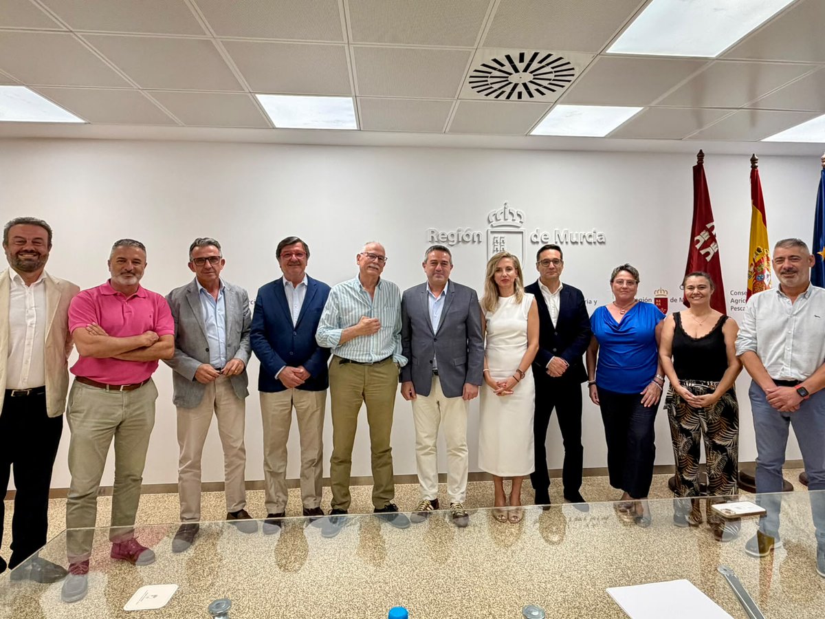 RM_Agua's tweet photo. El consejero de Agua, Agricultura, Ganadería y Pesca, Joaquín Buendía, ha mantenido una reunión con representantes de ALAS (Alianza por una Agricultura Sostenible) para abordar los principales retos del sector agrario y reforzar la colaboración en favor de una agricultura cada vez más competitiva, sostenible e innovadora. 🌱🤝