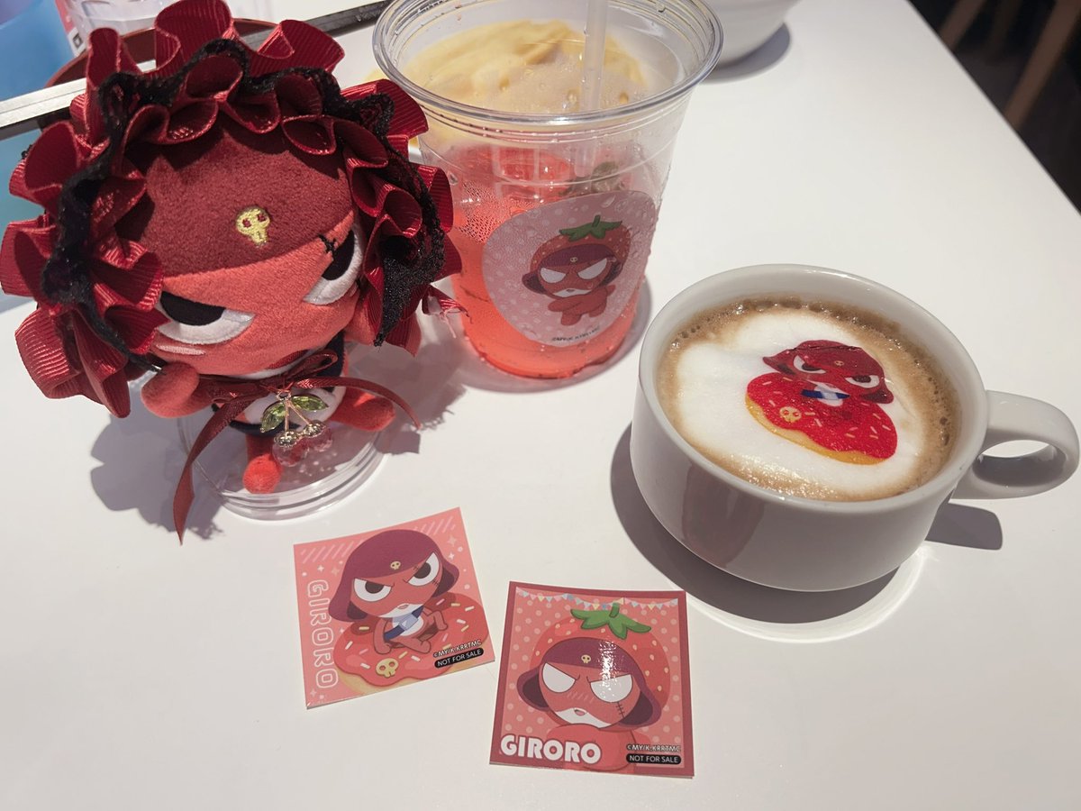 no_ky00's tweet photo. 先週の土曜日スイパラ行ってきたんだけど、隣のお姉さんがギロロと交換してくれてそのあと追加でカフェラテ注文したら自引きして無事に揃ったのでした( ՞•༥•՞ ) https://t.co/vIGB2QsFFH