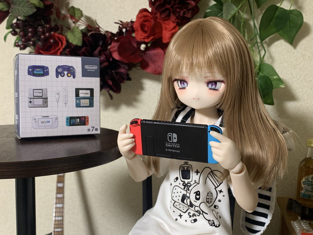 FS3o7's tweet photo. 先日京都のニンテンドーミュージアムに行った友人からもらったお土産
「ゲームハードキーホルダー」のSwitch
流石公式アイテムだけありちゃんとロゴが入ってたり再現度がめっちゃ高く、何より1/4ドールにピッタリ
という小ネタを放り投げときます https://t.co/ZbeYkzMwau