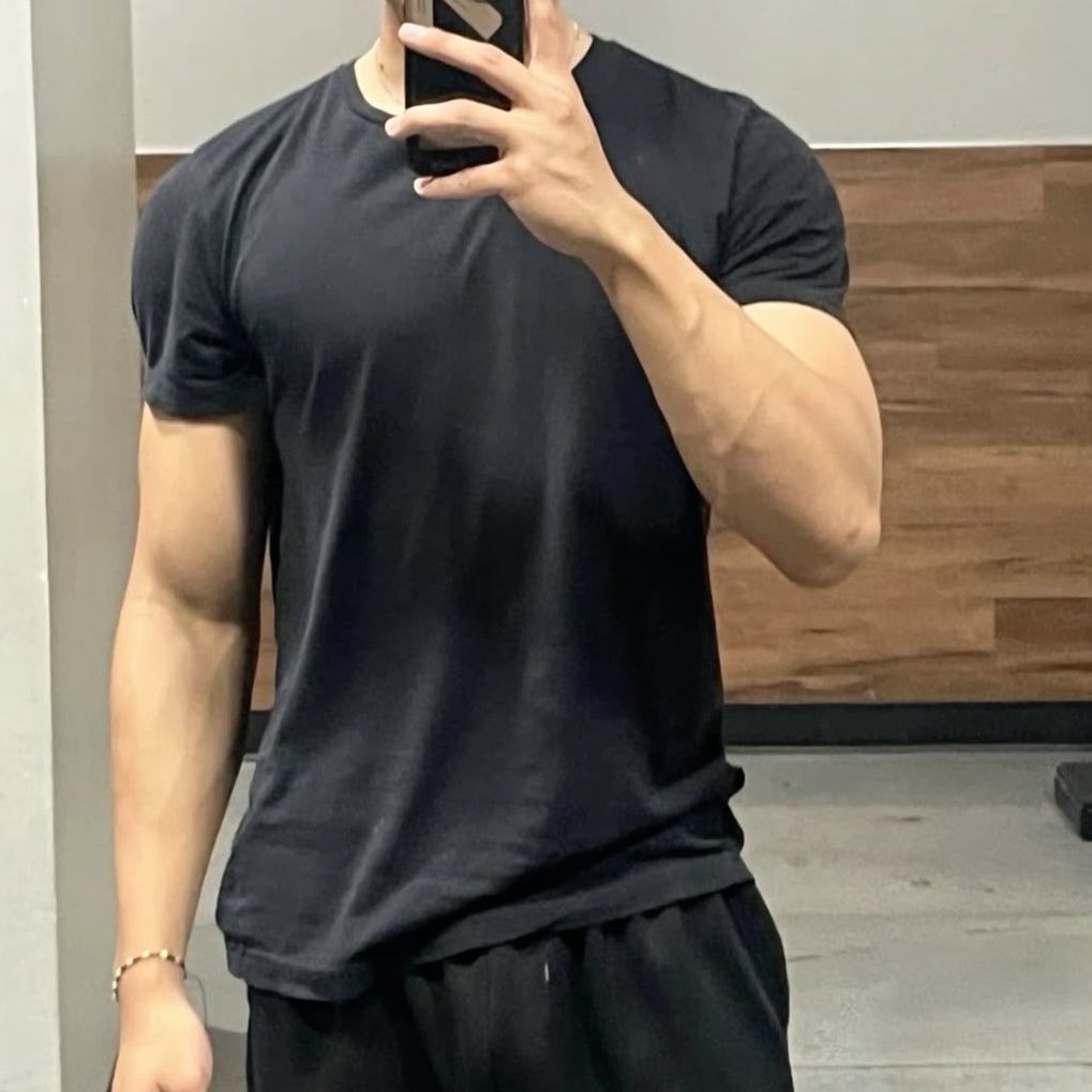 NQIOCI's tweet photo. 2 months into the gym when do my shirts start fitting like this 😔😔😫 https://t.co/PlRjVxZjoX