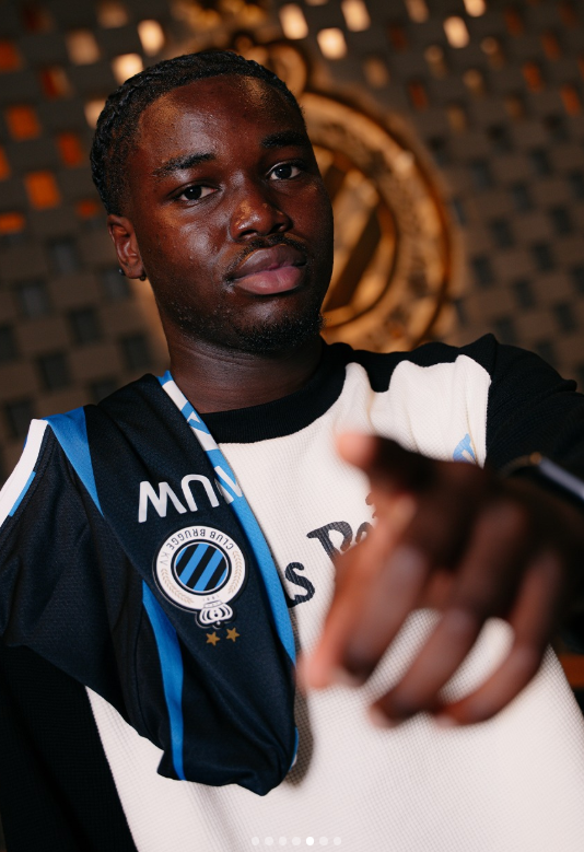 BrugesPulse's tweet photo. #ClubBrugge heeft de komst van Emmanuel Fejokwu aangekondigd. De 16-jarige centrale verdediger uit Engeland maakt de overstap van #WestHam en tekent tot 2029. Hij zal aansluiten bij #ClubNXT.
Welkom, Emmanuel! 🔵⚫️✨ https://t.co/TUxvAvrLg7