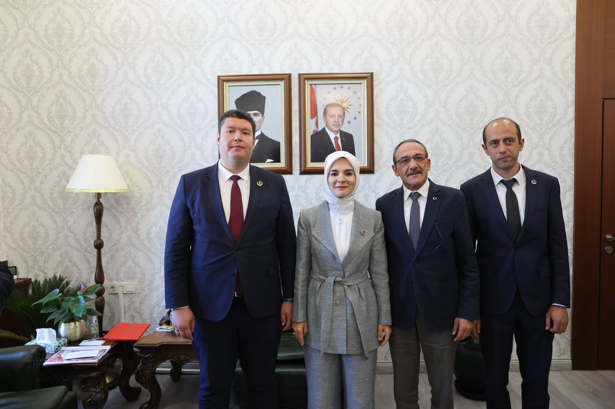 tcailesosyal's tweet photo. 📍Eskişehir

Bakanımız Sn. Mahinur Özdemir Göktaş, Eskişehir Valiliğini ziyaret etti. Vali Dr. Erdinç Yılmaz'dan şehirde yürütülen çalışmalara ilişkin bilgi aldı. https://t.co/J098Lsxhx5
