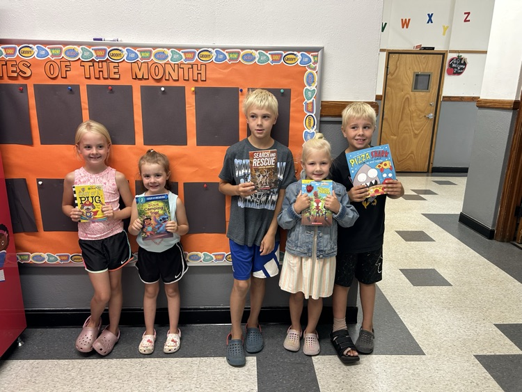 CwcChambers's tweet photo. Students stopped by yesterday to get a book to continue their reading in July! https://t.co/SwZGK6hbjX