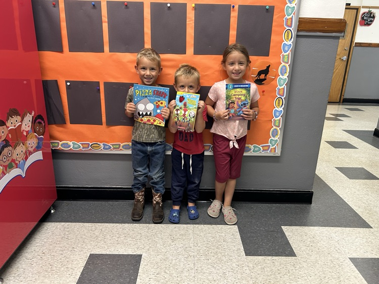 CwcChambers's tweet photo. Students stopped by yesterday to get a book to continue their reading in July! https://t.co/SwZGK6hbjX