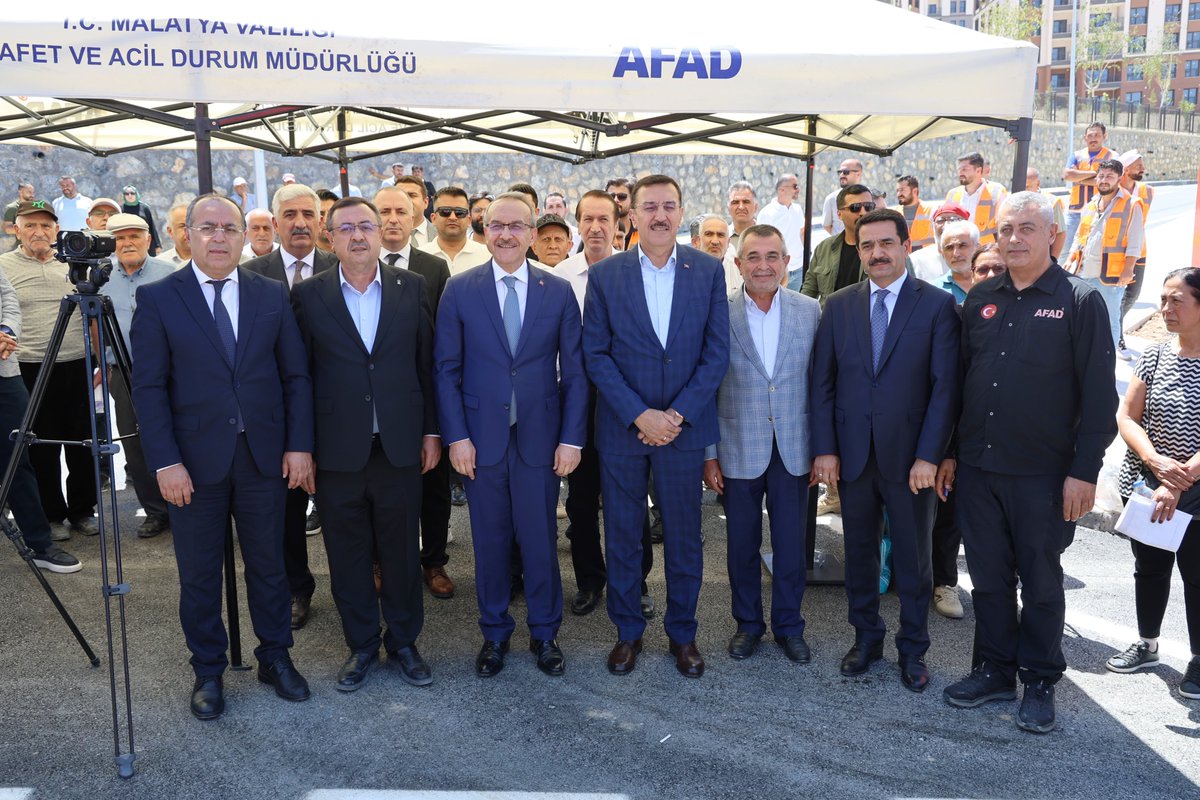 AliBakantr's tweet photo. Valimiz Sayın Seddar Yavuz, Milletvekillerimiz Sayın Bülent Tüfenkci, Sayın İhsan Koca, Battalgazi Belediye Başkanımız Sayın Bayram Taşkın ve Yeşilyurt Belediye Başkanımız Sayın Prof. Dr. İlhan Geçit ile birlikte Çamurlu (Akoğuz 1. ve 2. Etap) TOKİ’lerde Anahtar Teslim Törenini gerçekleştirdik.

Genel Başkanımız ve Cumhurbaşkanımız Sayın @RTErdogan’ın güçlü liderliğinde yürütülen Asrın Destanı kapsamında; hemşehrilerimizi güvenli, modern ve sağlam yuvalarına kavuşturmanın gururunu yaşamaya devam ediyoruz.

Bugün itibarıyla;
🏡 Battalgazi Çamurlu Mahallesi Akoğuz 1. ve 2. Etap’ta 1.740 konut, 29 dükkân ve 1 cami,
🏡 Yeşilyurt Yakınca Mahallesi 51. Bölge’de 633 konut, 56 dükkân,
🏡 Yeşilyurt Bostanbaşı Mahallesi 62. Bölge’de 127 konut, 6 dükkân,
🏡 Yeşilyurt Çarmuzu Mahallesi 18. Bölge 1. Etap’ta 770 konut, 24 dükkân,
🏡 Yeşilyurt Kaynarca Mahallesi ile Battalgazi İskender Mahallesi 30. Bölge 2. Etap’ta 298 konut,
🏡 Battalgazi Bahçebaşı Mahallesi 12. Etap’ta 791 konut

olmak üzere toplam 4.359 konut, 115 dükkân ve 1 camiyi daha hak sahibi hemşehrilerimize teslim etmenin sevincini paylaşıyoruz.

Şehrimizin yeniden, daha güçlü bir şekilde ayağa kaldıran Genel Başkanımız ve Cumhurbaşkanımız Sayın @RTErdogan’a, Çevre, Şehircilik ve İklim Değişikliği Bakanımız Sayın @murat_kurum’a, emeği geçen tüm kişi ve kurumlarımıza gönülden teşekkür ediyorum.

Rabbim yeni yuvalarında ailelerimize sağlık, huzur ve bereket içinde yaşamayı nasip eylesin. #Malatya’mıza hayırlı, uğurlu olsun.