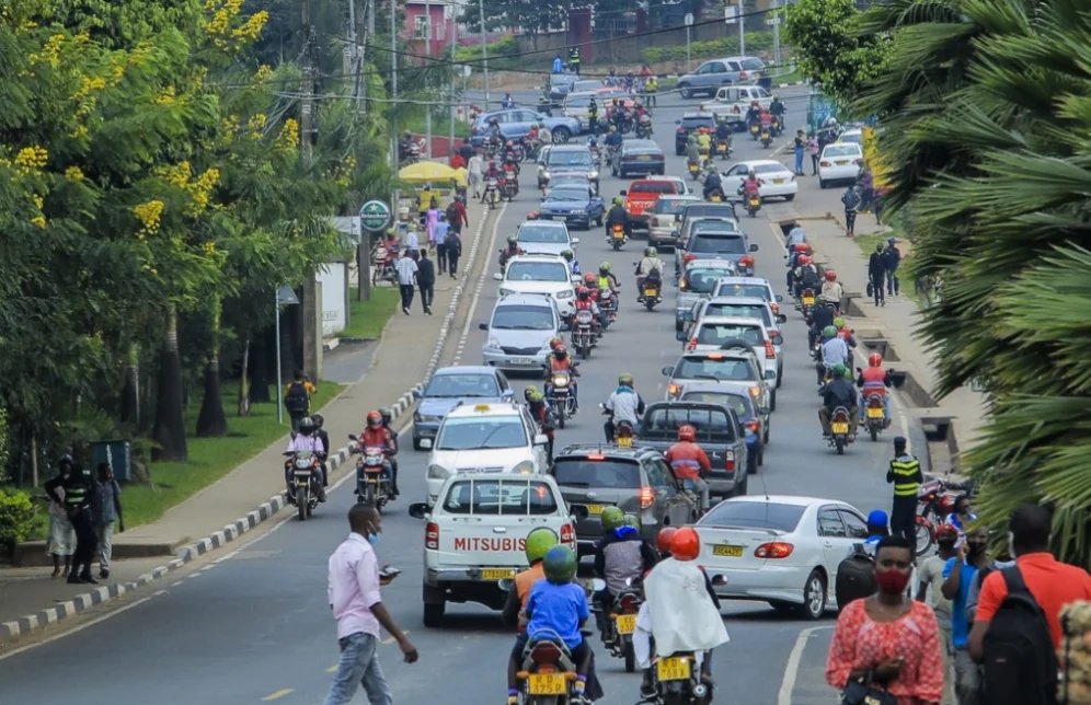 HAKUZWUMUREMYI's tweet photo. U Rwanda ruri mu bihugu bya mbere ku Isi bifite umwuka wanduye
====================

Raporo y’ibipimo by’ubwiza bw’umwuka yakozwe mu 2025, igaragaza ko u Rwanda ruza ku mwanya wa 32 ku Isi mu bihugu bifite umwuka wanduye, aho rwagize impuzandengo y’igipimo cya 64 ku gipimo cya AQI (Air Quality Index).

Nubwo iki gipimo kidashyira u Rwanda mu bihugu bifite umwanda ukabije cyane nk’ibya mbere ku rutonde, imibare irerekana ko ikibazo cy’umwuka wanduye mu Rwanda gikwiriye guteza impungenge.

Igipimo cya AQI 64 gisobanura iki?

AQI (Air Quality Index) ni igipimo gikoreshwa mu kugaragaza uko umwuka umuntu ahumeka umeze. Uko umubare wacyo uzamuka, ni ko bishoboka ko umwuka uba urimo ibihumanya byinshi.

Muri rusange, igipimo kiri hagati ya 0–50, umwuka uba umeze neza kandi nta ngaruka zikomeye ku buzima ushobora gutera abawuhumeka.

Iyo ibipimo biri hagati ya 51–100, ubwiza bw’umwuka buba buri ku rwego ruciriritse; abantu bafite ubuzima bwiza bashobora kuba nta kibazo bagira, ariko abafite ibibazo by’ubuhumekero cyangwa umutima bashobora guhura n’ingaruka.

Iyo ibipimo biri hagati ya 101–150, bivuze ko umwuka uba wanduye ku buryo ushobora kugira ingaruka ku bantu bafite ibibazo by’ubuzima.

Iyo biri hagati ya 151–200, umwuka uba wanduye ku rwego rushobora kugira ingaruka ku bantu benshi, mu gihe iyo biri hejuru ya 200, umwuka uba ushobora guteza ikibazo gikomeye ku buzima bw’abawuhumeka.

Bityo, kuba u Rwanda rufite AQI 64 bivuze ko umwuka warwo uri mu cyiciro cy’umwuka wanduye ku rugero ruciriritse, aho abantu bamwe bashobora kugira ingaruka cyane cyane abafite indwara z’ubuhumekero, abana ndetse n’abageze mu zabukuru.

Ni iki gituma umwuka wandura?

Kimwe mu bipimo by’ingenzi bikoreshwa mu gupima umwuka ni PM2.5.

PM2.5 ni utuvungunyukira duto cyane tuba mu kirere, dufite ubunini bungana cyangwa buri munsi ya micrometero 2,5. Kugira ngo wumve ubuto bwatwo, utuvungukira twa PM2.5 ni duto cyane ku buryo agace kanini katwo kaba kari munsi cyane y’ubunini bw’umusatsi w’umuntu.

Aka kavungukira ni ko gatera impungenge cyane kuko kubera ubuto bwa ko, gashobora kwinjira mu myanya y’ubuhumekero kakagera mu bihaha, ndetse rimwe na rimwe kakinjira mu maraso.

PM2.5 ishobora guturuka ku bintu bitandukanye birimo imyuka isohorwa n’imodoka, imyotsi iva mu nganda, gutwika imyanda, ibikorwa by’ubwubatsi bitera ivumbi no gutwika ibicanwa nk’amakara n’inkwi.

Komereza aha: https://t.co/i42Y1T8i9p