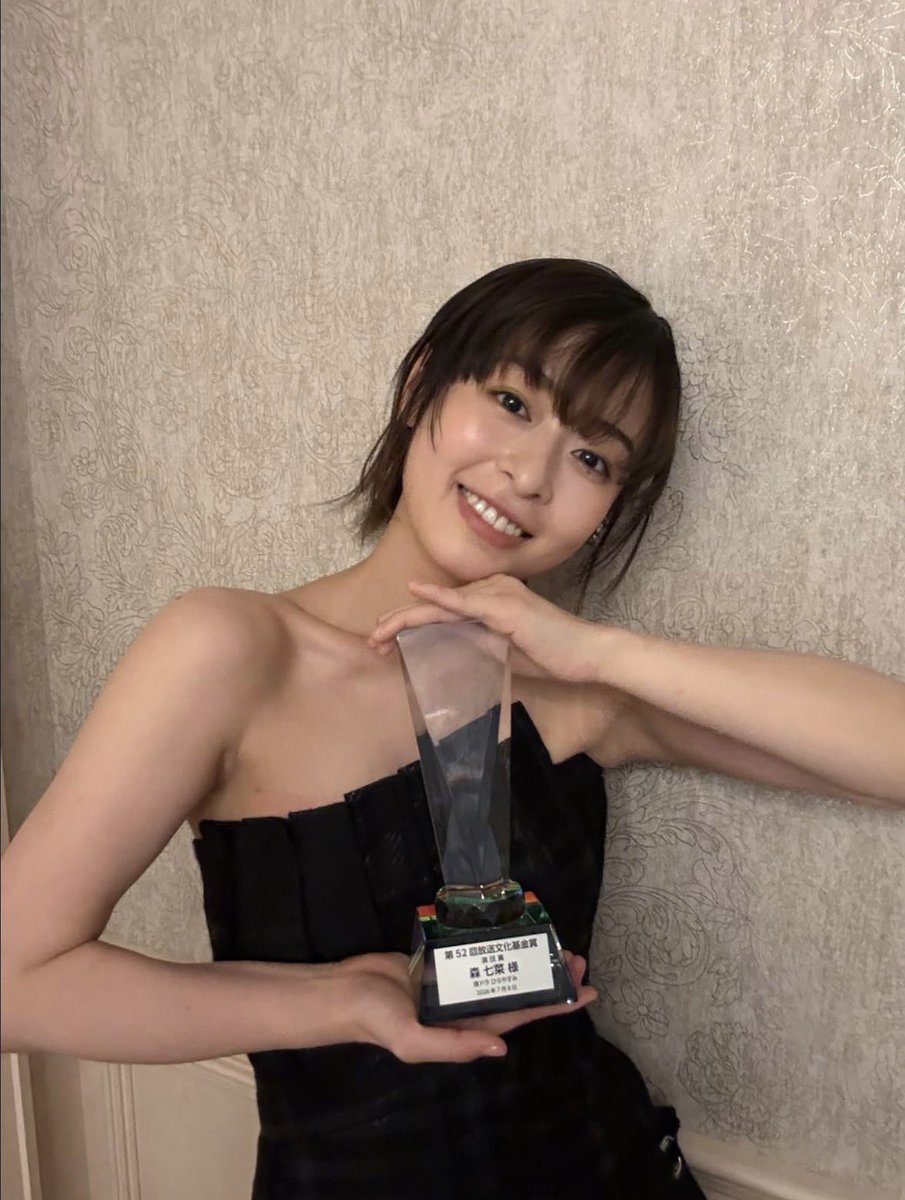 hanuhanu_00's tweet photo. このトロフィーポーズ大好きなんです!!!!
こうやってトロフィー持って同じポーズができるって凄いことなんだよな、、

 #森七菜 https://t.co/dbd2YKazxv