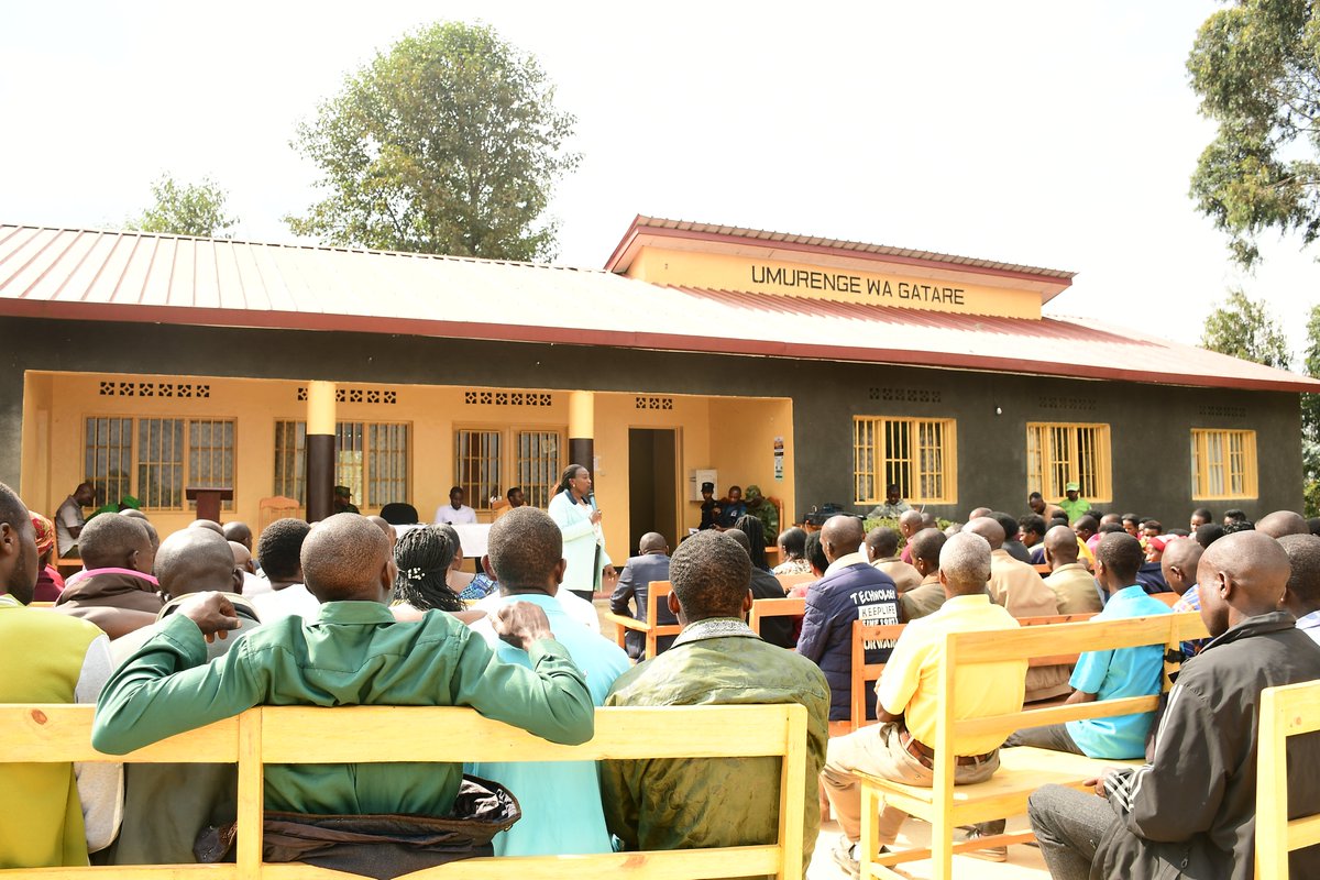 Nyamagabe's tweet photo. Guverineri wa @RwandaSouth, @AKayitesiAlice ari kumwe n'abagize Inama y'Umutekano Itaguye y'Intara n'iy'Akarere yagiranye ibiganiro n'ibyiciro byatowe mu Mirenge ya #Gatare na #Nkomane binyuze mu Ishuri ry'Ubuyobozi. 1/2 https://t.co/vjzV97FcRz