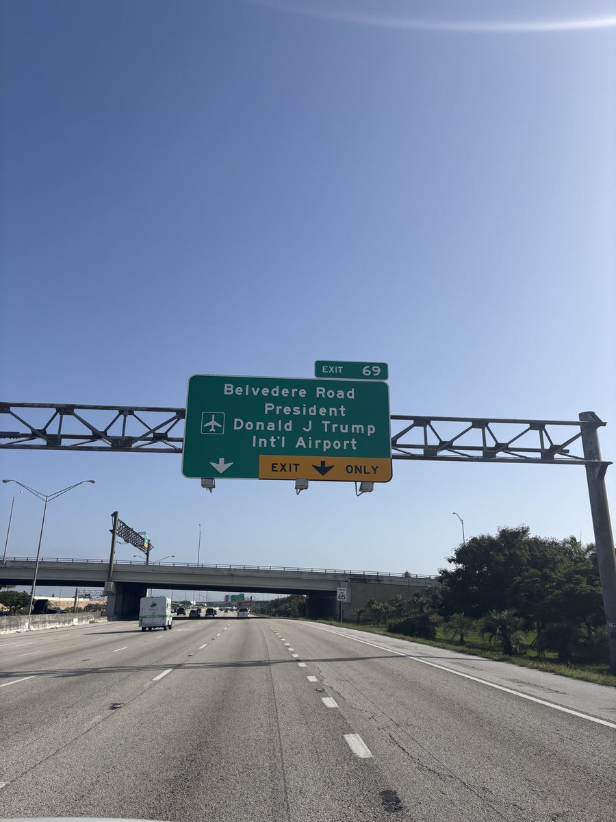alexbruesewitz's tweet photo. Spotted this sign on my way to work this morning. 🇺🇸 https://t.co/eLlBygWplm
