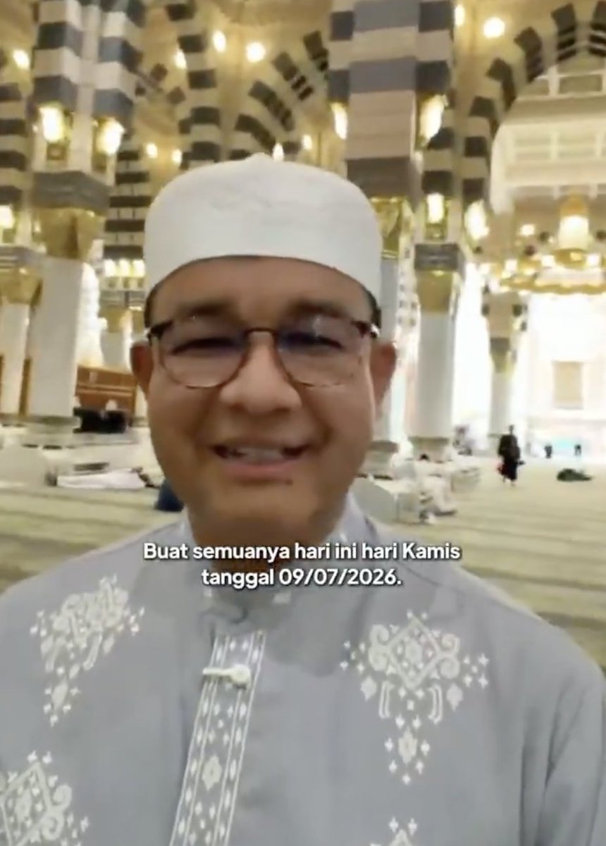 insidefolkative's tweet photo. Anies Baswedan membagikan pesan dari Madinah, menyebut dirinya tetap memantau berita Tanah Air selama menjalani ibadah umrah sambil terus mendoakan Indonesia.

assalamualaikum warahmatullahi wabarakatuh,

Buat semuanya hari ini hari Kamis tanggal 09/07/2026, Alhamdulilah kami sedang umroh, ini kami sedang di Masjid Nabawi, tentu sambil memantau kabar di tanah air. 

Nah mumpung disini di tempat yang amat mulia  ingin terus menerus memanjatkan doa untuk Indonesia. Berharap semoga Allah menjaga negara kita, semoga Allah melimpahkan kemakmuran dan kesejahteraan bagi rakyatnya, dan semoga Allah menegakkan keadlian di bumi pertiwi,  terutama bagi mereka yang lemah dan terpinggirkan. 

Semoga Allah membuka dan menerangi ruang-ruang gelap tempat terjadi kejahatan. Semoga Allah kuatkan mereka yang tulus menegakkan keadilan, semoga Allah menggetarkan  dan membuka aib mereka yang berkomplot, melakukan kejahatan terhadap rakyat. 

Semoga Allah memberikan keberanian, keberanian kepada para pemimpin untuk memilih langkah yang benar di atas yang ringan, semoga Allah memudahkan para pemimpin untuk memudahkan urusan rakyat dan mempersulit para pemimpin yang mempersulit urusan rakyat. 

Semoga Allah berikan kekuatan pada mereka yang sedang lemah di kondisi fisik dan mentalnya, berikan kelapangan kepada mereka yang sedang terhimpit ekonominya dan berikan ketenangan pada yang sedang ragu akan masa depannya. 

Semoga Allah merahmati Indonesia, melindungi kita semua. Salam dari Madinah Al-Munawaroh.

assalamualaikum warahmatullahi wabarakatuh