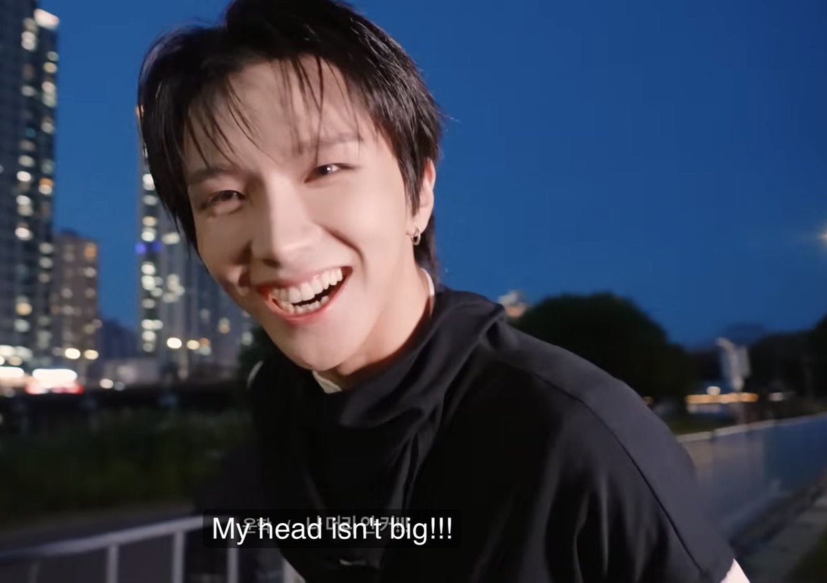 gotthatlovesick's tweet photo. WOONHAK GETTING HIS HEAD STUCK AND THEN SAYING THIS WHEN HE MANAGED TO GET THROUGH IM FUCJING CREASING https://t.co/CUd0ex65ri