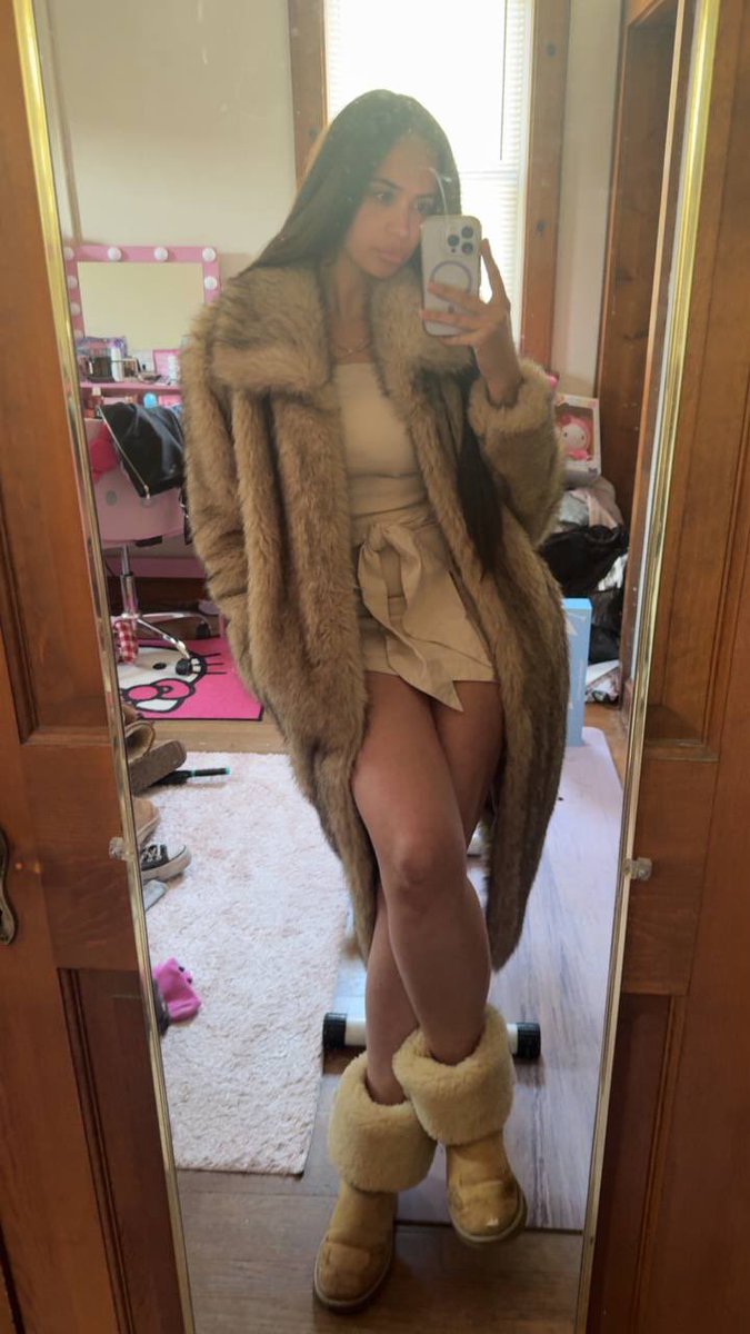 babyspicetoofly's tweet photo. your ugg queen was born today 
BOW DOWN 😈😈😈💅🏽 https://t.co/rFJCEumjSJ