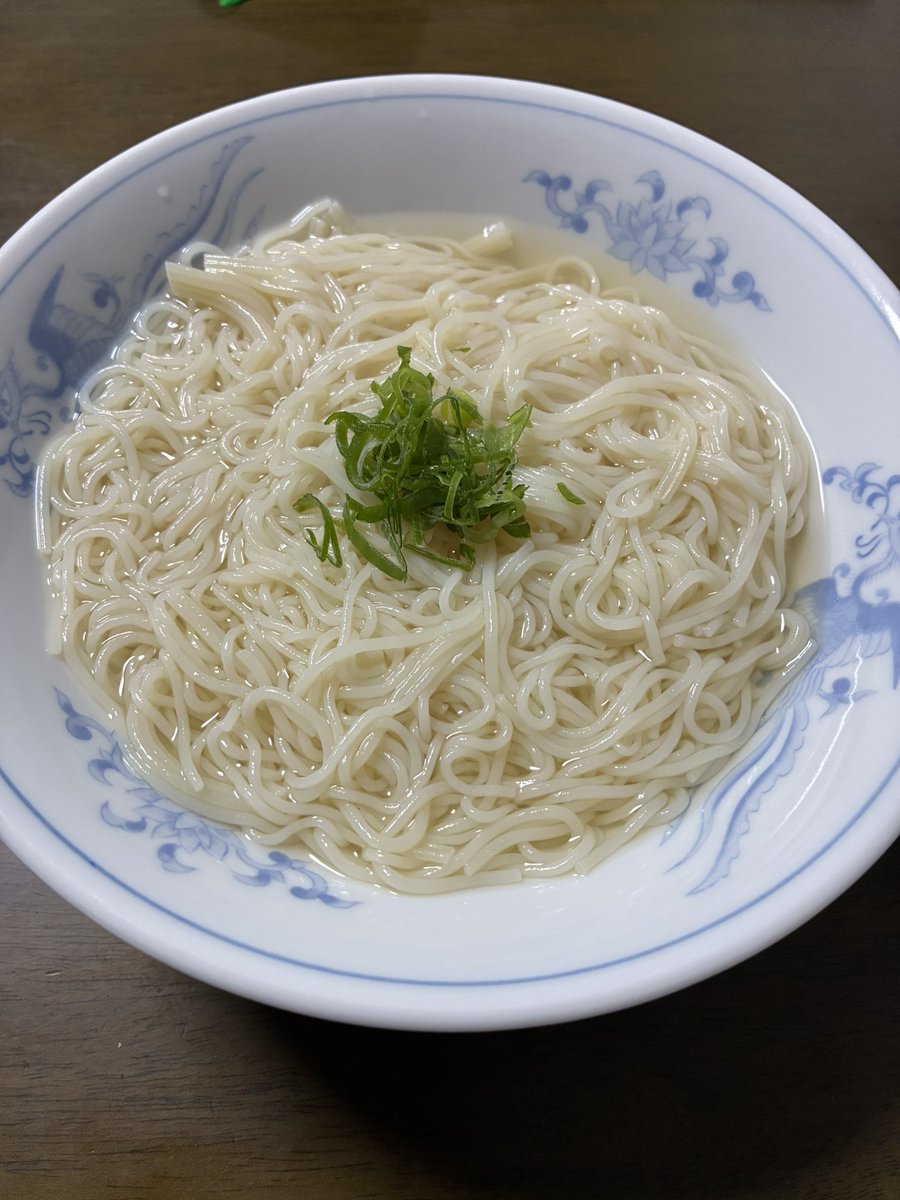 utaitoi61598's tweet photo. #やらかし飯 

今週のやらかし飯
・素冷麺（2パック）
・ファンタ

さすがに寂しかったのでネギを散らせました
初めての冷麺！きゃー！楽しみー！ https://t.co/vNdekO9RAQ