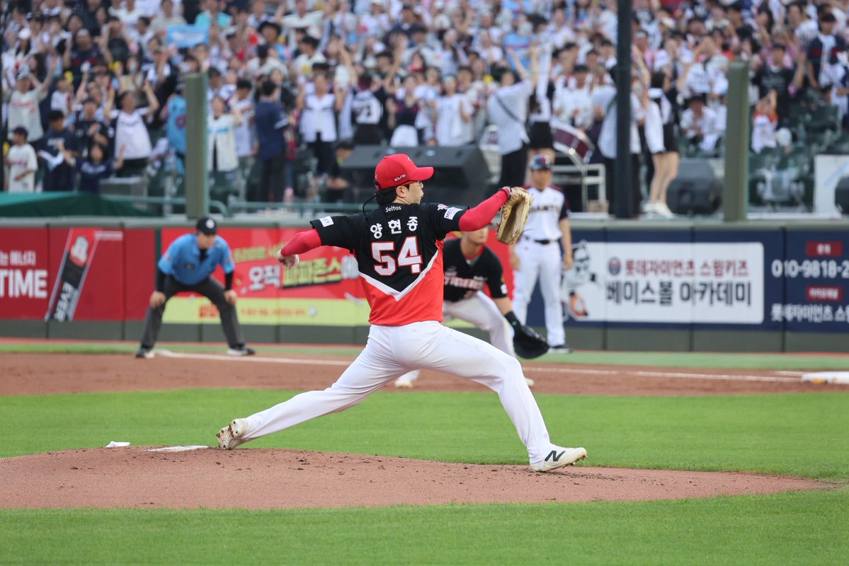 Kiatigers's tweet photo. 그때도, 오늘도.
우리의 모든 내일에도, 마운드에는 여전히.

260709 전반 마지막 경기 승리투수 양현종 https://t.co/Ly0261kiKW