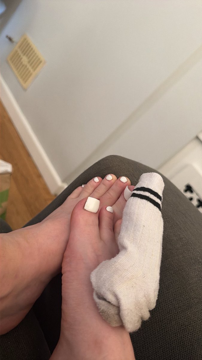 secerttinytoes's tweet photo. Dm me for some feet pics 🥰
Only serious buyers 
NO SCAMs https://t.co/IrHFM30gRz