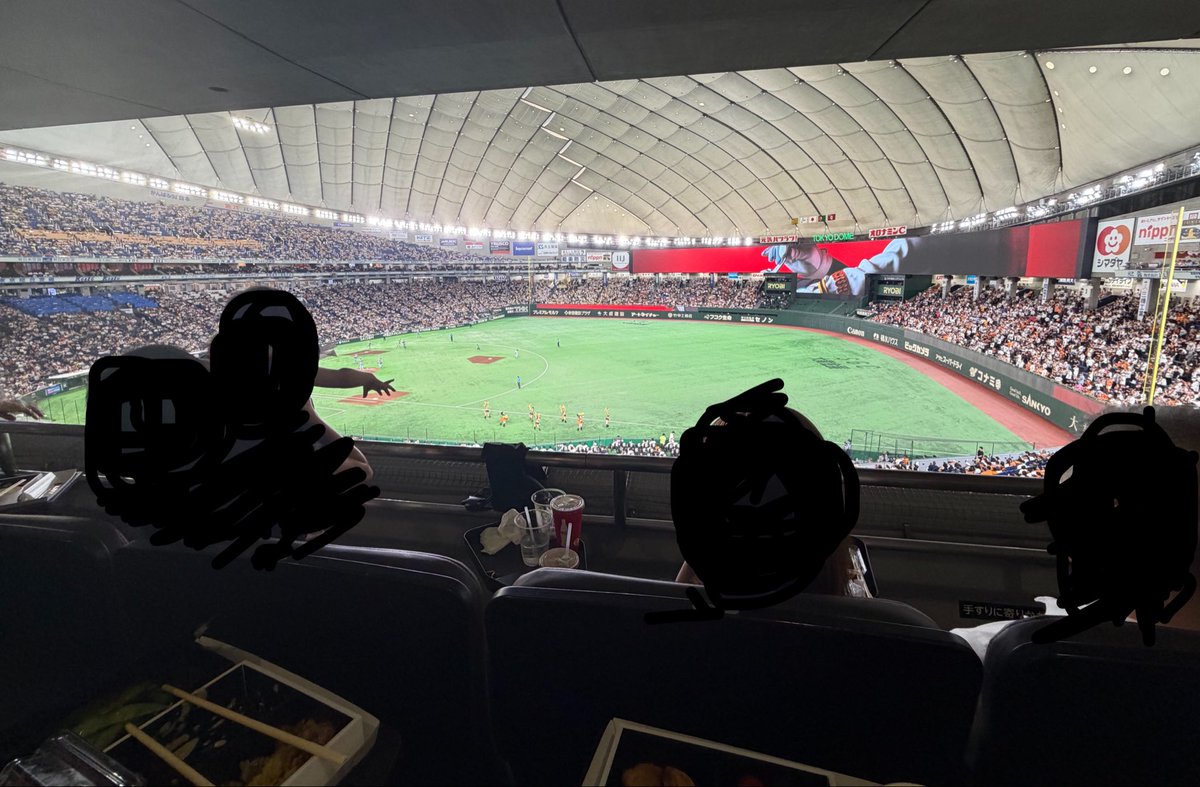 subaru_ra's tweet photo. 招待していただいて、巨人阪神戦観戦してきた。
食べ放題飲み放題の、自分ではとても買えないようなプレミアムラウンジシートとかいう席。 https://t.co/NeeAZBbjvb