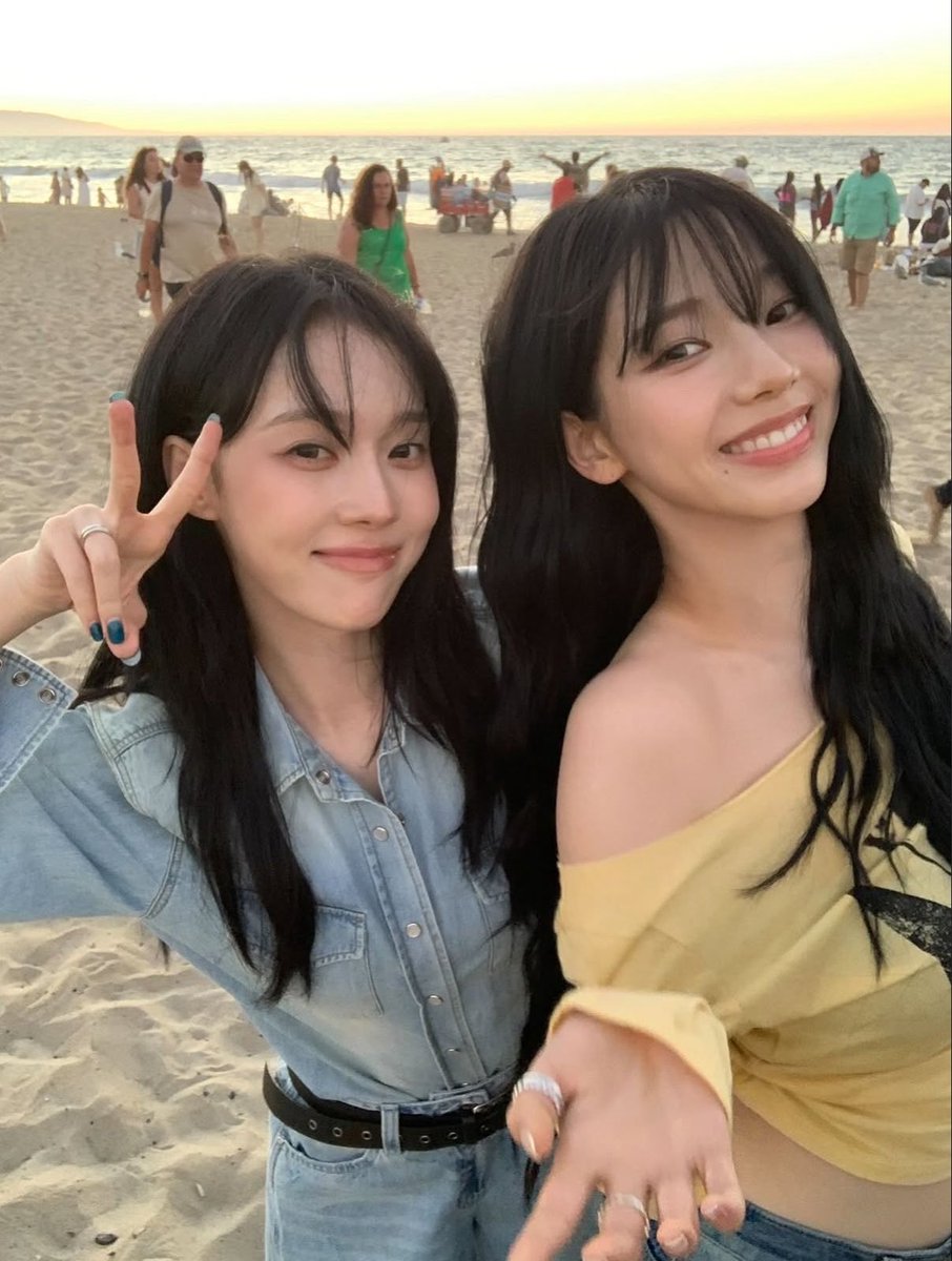 joyminjeong's tweet photo. jiminjeong and their designated yellow and blue colors💛💙 https://t.co/UNOU3x5ggL