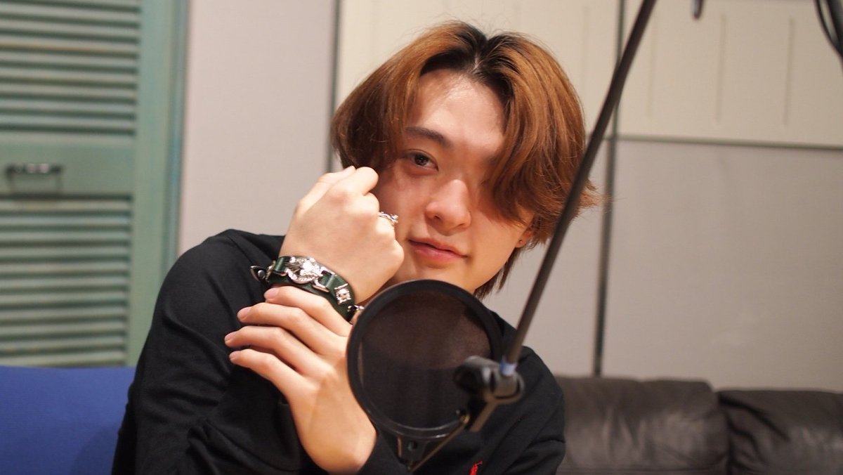 STARGLOWTHEBASE's tweet photo. 放送中⚡#STARGLOW
RUI, KANON× #NovelCore さん

🗣️RUI
靴くれるって…言ってたけど。
ファッションへの
興味の原点はCoreくん。
中３の時、
TAIKIと一緒に買い物に連れってくれて…

#スタベース
https://t.co/w8WQfArs7V https://t.co/G2KAZvOEmZ