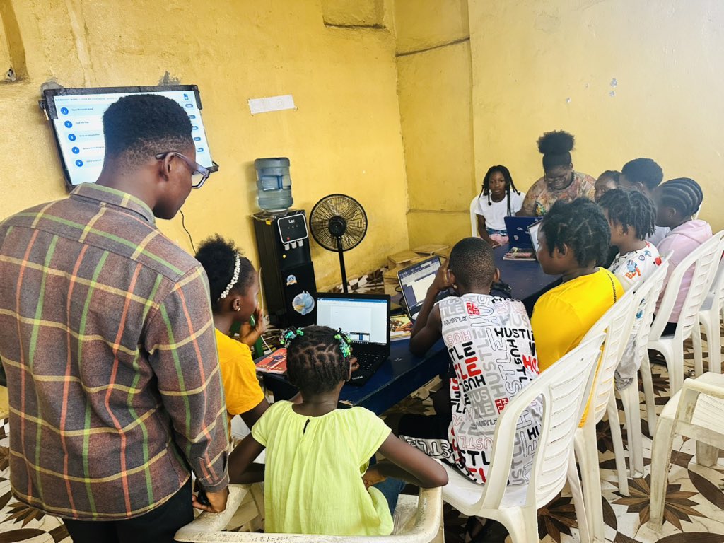 MakaFoundation's tweet photo. Day 2 of #TechForAll 💻
Girls and boys learning AI and digital skills together. That’s the future we’re building—one child at a time.
#GirlsInTech #AI #DigitalLiteracy #Liberia #MakaFoundation https://t.co/kKo9d2Ry9o