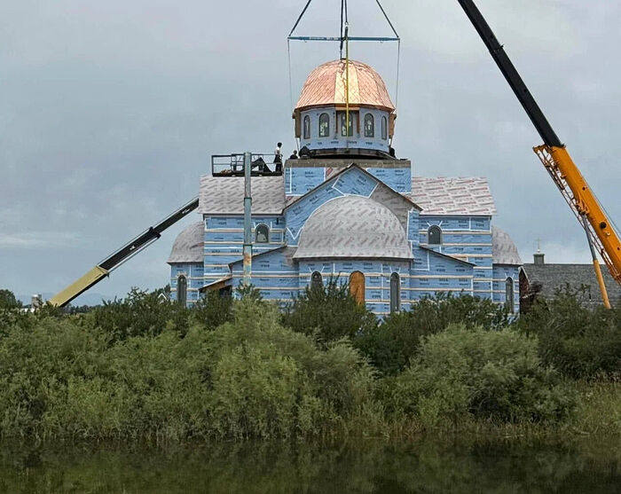 Orthodoxy2019's tweet photo. Dome raised on church of rapidly growing parish in Montana
https://t.co/sz7Ls9lUm2

The parish of St. Anthony the Great Orthodox Church (Orthodox Church in America) in Bozeman, Montana, celebrated a milestone in the construction of its new church this week. https://t.co/YGzOtSpHhK