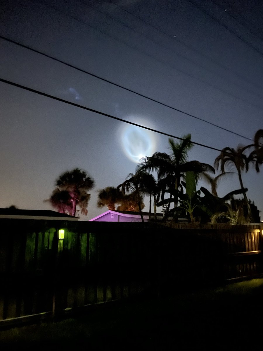 kalUSAgal's tweet photo. @tropicalupdate Looked like it was heading down, instead of up. Super cool and pretty. Glad I set the alarm. https://t.co/fKFX2mFX6c