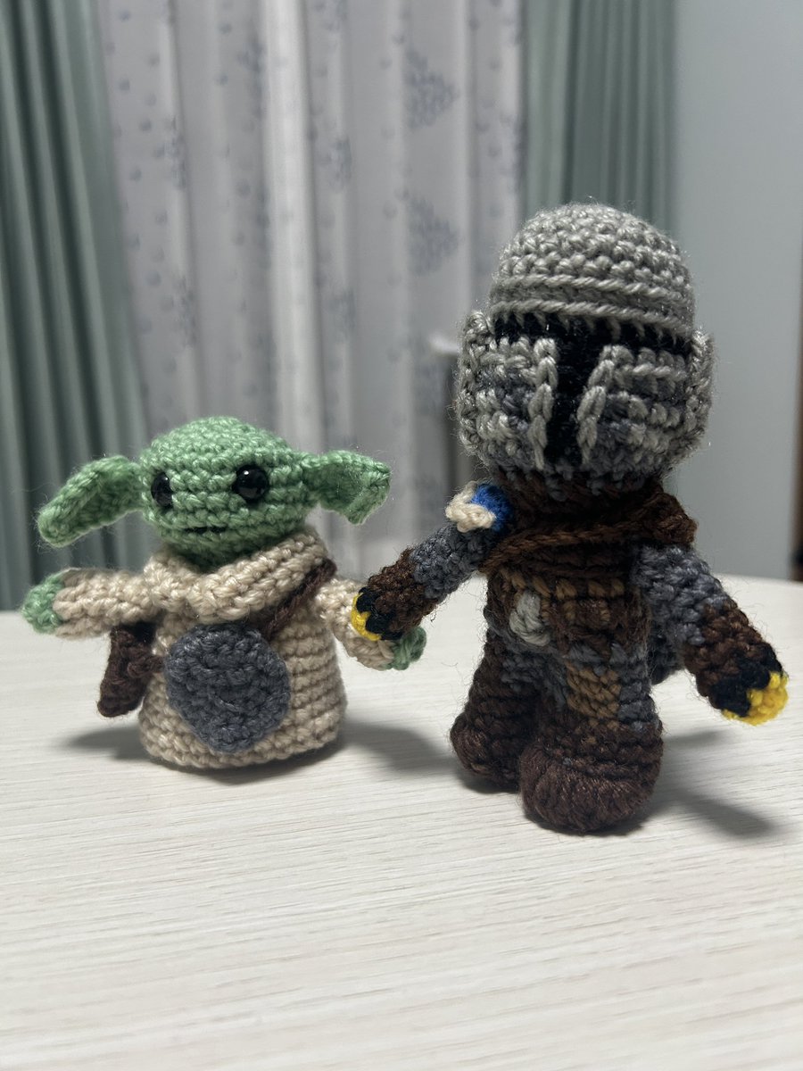 mlle_Teco's tweet photo. グローグー納品前アーマーのマンドーさんできた！マントファサッてしてる後ろ姿良き😁
先に作ったグローグーと並べるとこんな感じ！ https://t.co/vM3pIb9Jbo