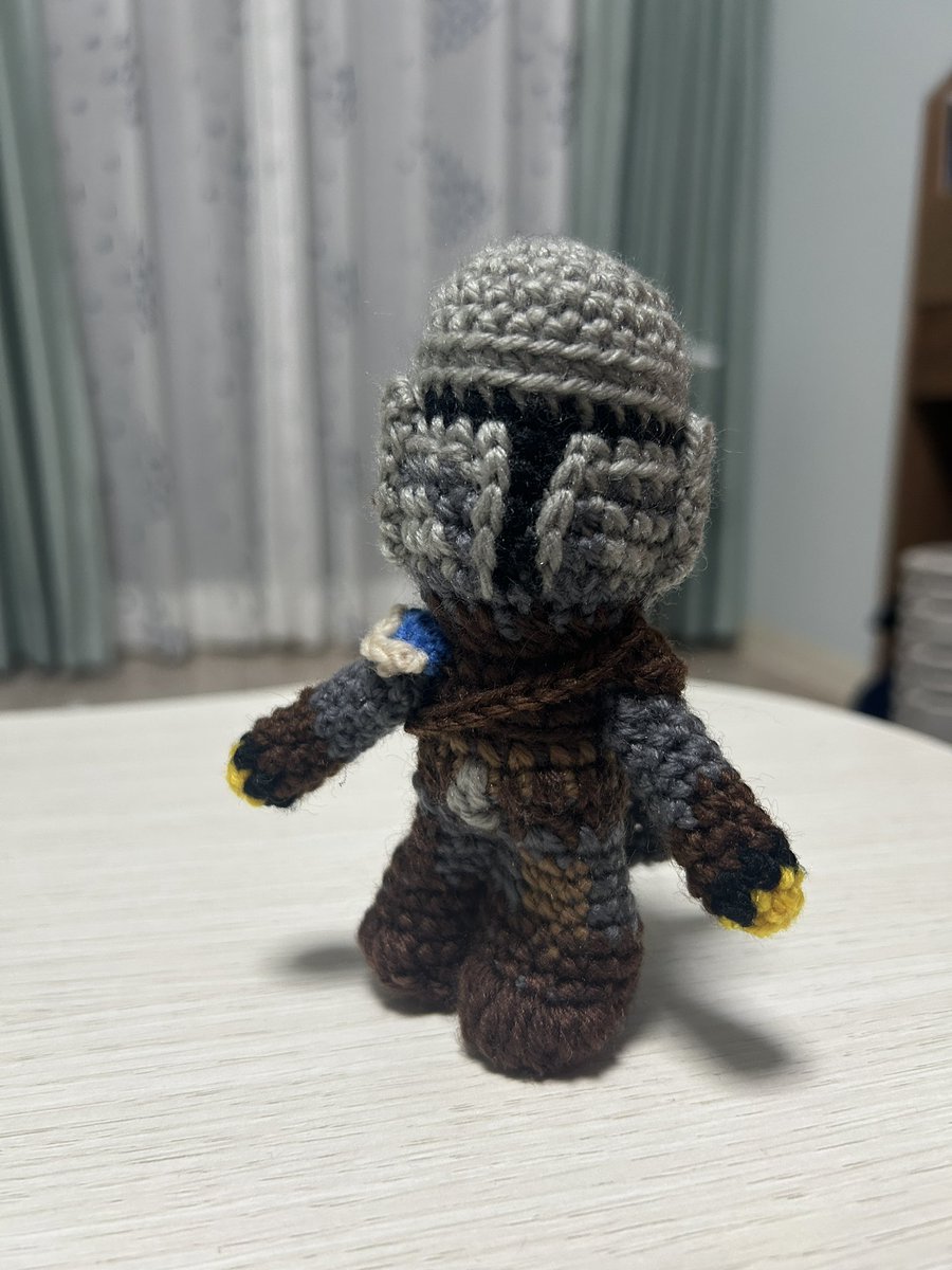 mlle_Teco's tweet photo. グローグー納品前アーマーのマンドーさんできた！マントファサッてしてる後ろ姿良き😁
先に作ったグローグーと並べるとこんな感じ！ https://t.co/vM3pIb9Jbo