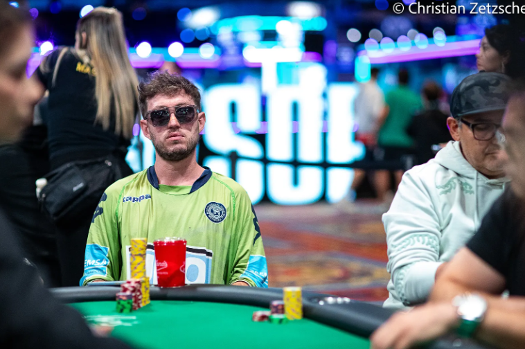 PokerRed_LAT's tweet photo. #MainEvent2026 🇺🇸

Unos 1.389 jugadores sobrevivieron el Día 3⃣ con 52 latinos. @FaridJattin 🇨🇴 y @MarkLacoste 🇦🇷 embolsaron los mayores stacks latinos. 

Resumen Día 3 👇
https://t.co/G3MQIhZ16U https://t.co/Qkz3jgBvaJ