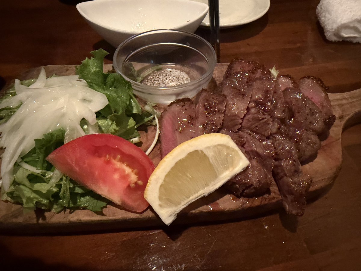 aoaomi's tweet photo. 同業飲みやってみたけど仕事と大喜利と趣味とめちゃめちゃバランスよく話せてすごい楽しかった！！！ありがとう蛇口くんなみぽこやかざん！！！！
肉めっちゃ食った！！！！！！！！ https://t.co/mx1Oxsrw1A