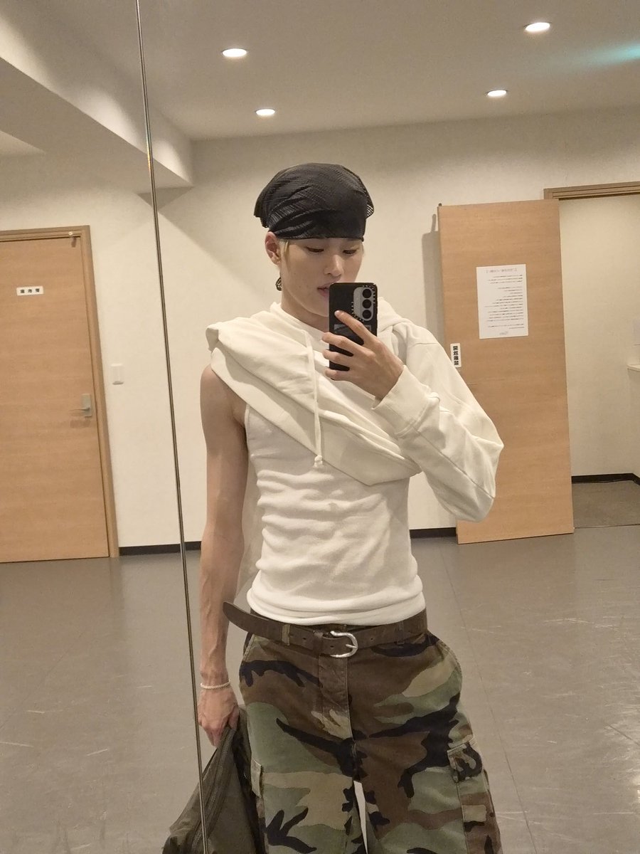 babefym's tweet photo. แต่งตัวเท่มาก แต่เอวเล็กนิดเดียว ปากจือ ชั้นพอจริง ๆ นางเป็นเคะตั้งแต่เกิดเลยว่ะ https://t.co/Uftonsltkm