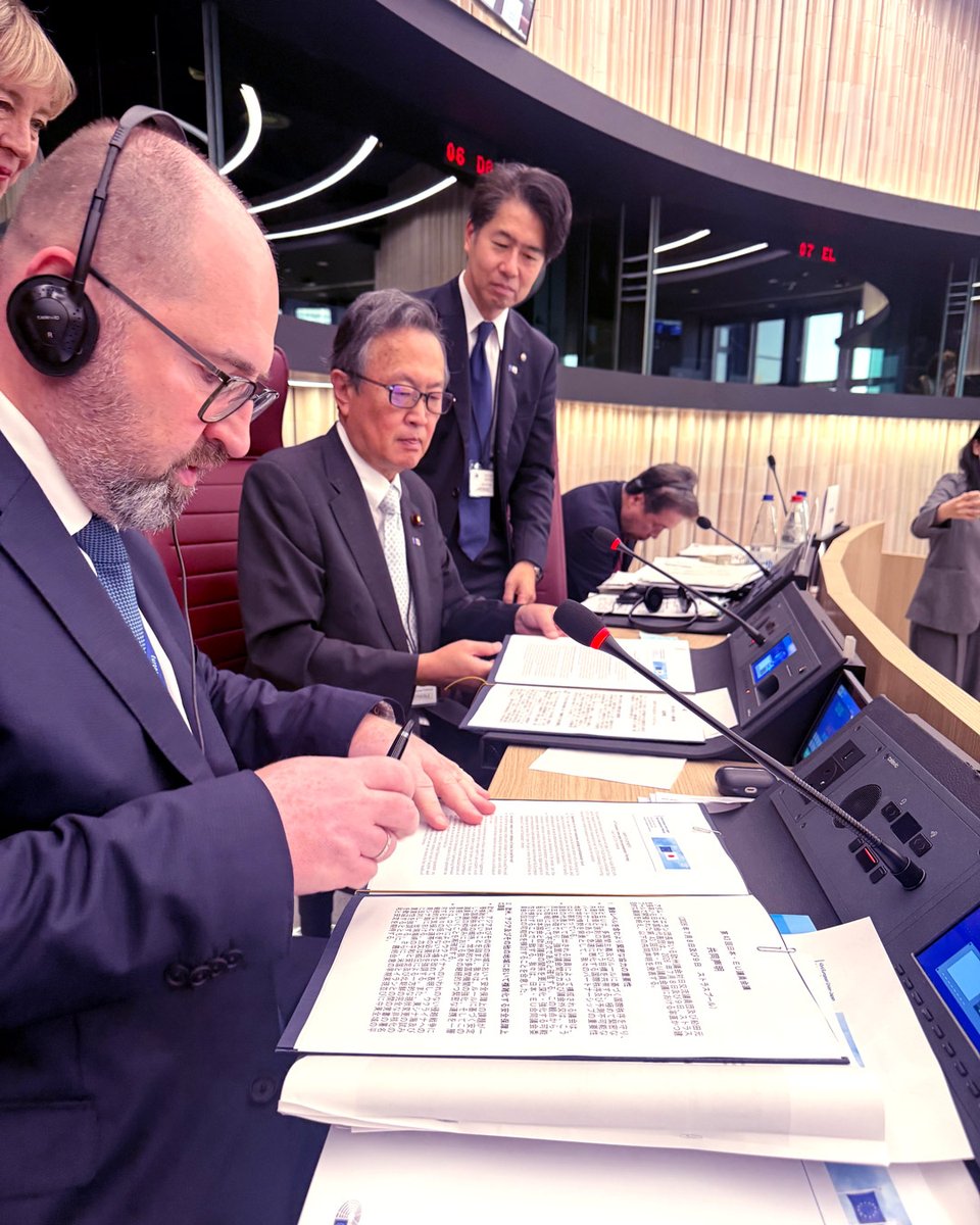 ep_diplomacy's tweet photo. 🇪🇺🇯🇵 The 43rd EU-Japan Inter-Parliamentary Meeting concludes at the @europarl_EN!

Day 2 focused on: 🏭 #industrial cooperation & economic security, with ITRE Chair @bbudka &🤝 #trade dimension of the Competitiveness Alliance & implementation of the Economic Partnership Agreement.

✍️Co-Chairs @AdamBielan & @funadahajime signed a Joint Statement closing the meeting 🔗 https://t.co/rQbDkJ5mAw

#parliamentarydiplomacy #EUJapan 

@EUinJapan @elukacijewska @PabloAriasE @MofaJapan_jp @JapanMissionEU @SanGomezLopez @EP_Industry @MiriamMLex @EuropaJens @EP_Trade