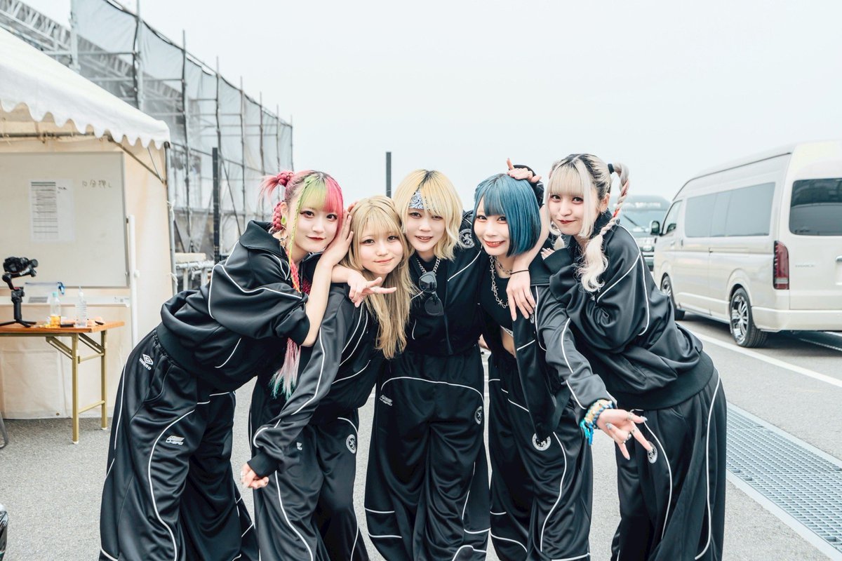 HALUKA_MAGMAZ's tweet photo. MAGMAZとしてデビューして4年

振り返れば、簡単な言葉じゃ収まらへんくらい
ほんまに色んな事があった4年

楽しいことは数え切れへんほどあって
でも同じくらいに悔しいもいっぱいあった
それでも！
どんな瞬間も無駄じゃないって思えるのは
MAGMAZを愛してくれるみんなが
その時間ごと受け止めてくれたから！

出会いも別れも過去も今も
全部抱えて全部背負って
それでも今もここに立ってる！

4年経った今も、
MAGMAZはMAGMAZのままで
変わ��ながらも、変わらずに！
これからも自分たちの音楽と生き方を信じて
進み続けるから、これからもよろしくな👊🏻

関わってくれる全てのみんな愛してるぜベイベー💋