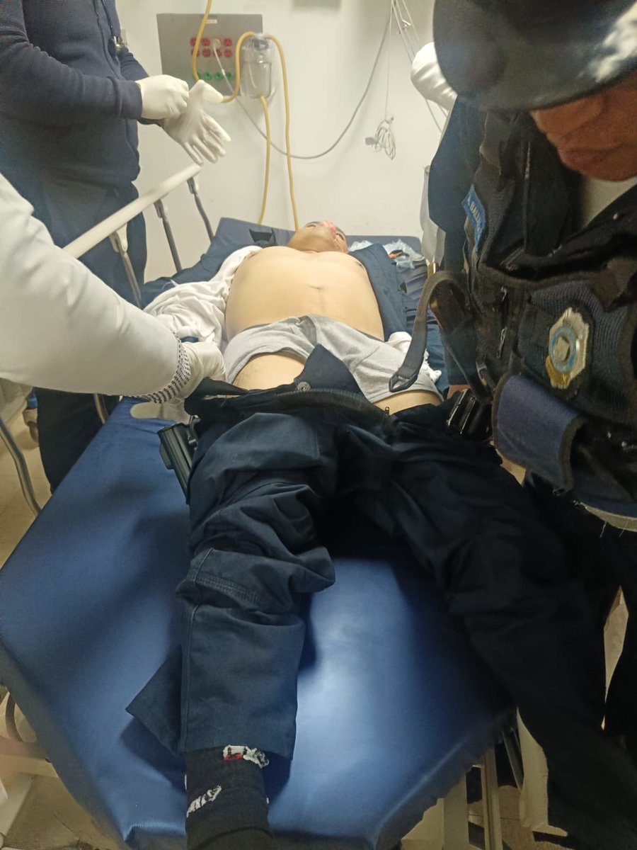 PLATA11CDMX's tweet photo. Un policía @SSC_CDMX murió tras recibir un disparo de su compañero en una patrulla del Sector Moctezuma. Fue llevado al Hospital Balbuena, donde falleció. El caso vuelve a evidenciar la urgente necesidad de una mejor capacitación en el manejo de armas dentro de la corporación. https://t.co/tEjMymqOhH
