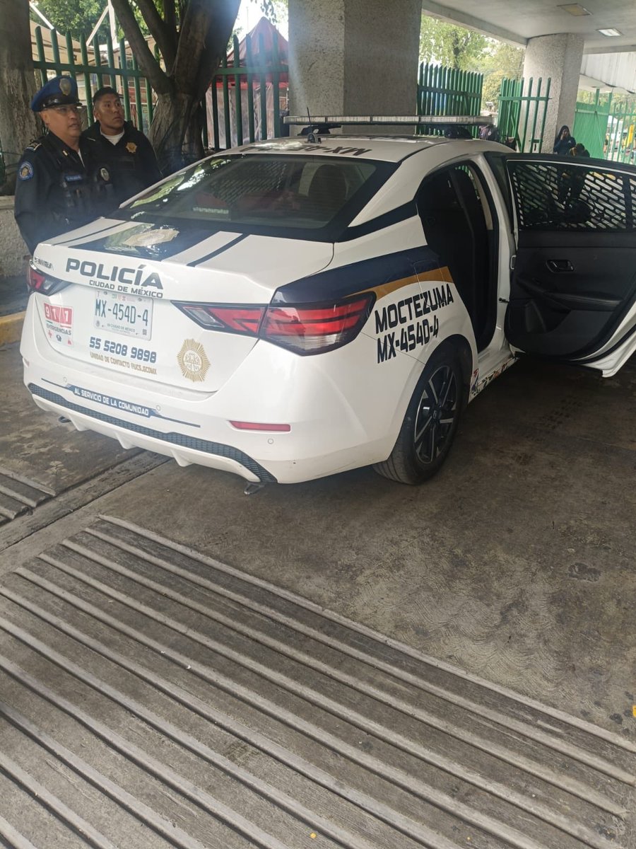 PLATA11CDMX's tweet photo. Un policía @SSC_CDMX murió tras recibir un disparo de su compañero en una patrulla del Sector Moctezuma. Fue llevado al Hospital Balbuena, donde falleció. El caso vuelve a evidenciar la urgente necesidad de una mejor capacitación en el manejo de armas dentro de la corporación. https://t.co/tEjMymqOhH