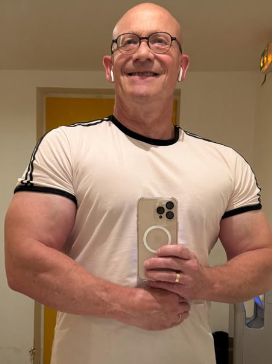 callmealways_'s tweet photo. fit and sexy at 60.😛 https://t.co/pLuzjX1TRc