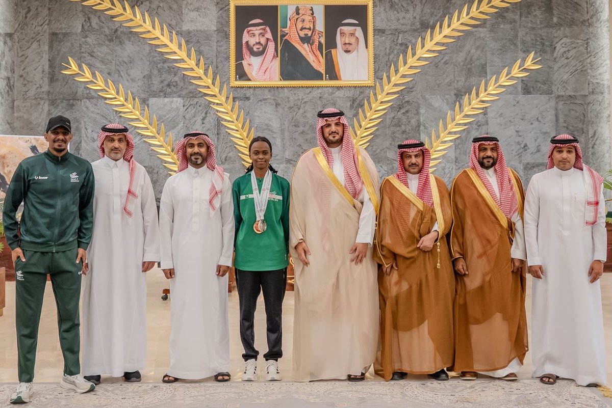 hemma_media's tweet photo. محافظ الطائف يكرّم اللاعبة مريم محجب لإنجازها في البطولة العربية لألعاب القوى

عادل الزهراني : الطائف 
  
كرّم صاحب السمو الملكي الأمير فواز بن سلطان بن عبدالعزيز محافظ الطائف اليوم، اللاعبة مريم محجب، بحضور رئيس الاتحاد السعودي لألعاب القوى العميد علي الشيخي، وذلك تقديرًا لإنجازها بحصولها على المركز الثاني في سباق (300) متر، والمركز الثالث في سباق (80) متر حواجز، ضمن منافسات البطولة العربية الثالثة لألعاب القوى، التي أقيمت في مدينة الإسكندرية بجمهورية مصر العربية.
وهنأ سمو محافظ الطائف اللاعبة وأعضاء الفريق بهذا الإنجاز، متمنيًا لهم دوام التوفيق وتحقيق المزيد من النجاحات التي تسهم في رفع اسم الوطن في المحافل الرياضية.
#جمعية_هِمّة_الإعلامية 
#الطائف