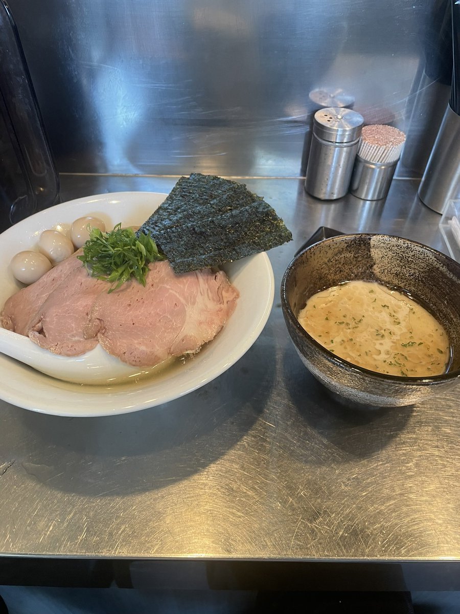 mh_works2's tweet photo. 帆立煮干、めっちゃ濃い冷製二ボンゴレ黄金昆布水つけ蕎麦　71,72杯目

下半期スタートいたしました。

休み明けはレギュラーメニューからと決めております。(多分)

帆立は最初食べた感動は未だに食べるごとに思い出す https://t.co/zU7RmdxJLa